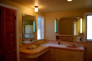 Pullman bath shared by back two bedrooms - storage, tub and vanity