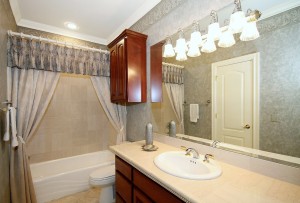 Pullman bath with entrance from hall and 2nd bedroom