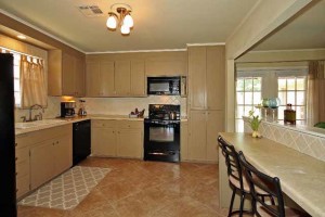 kitchen and breakfast bar