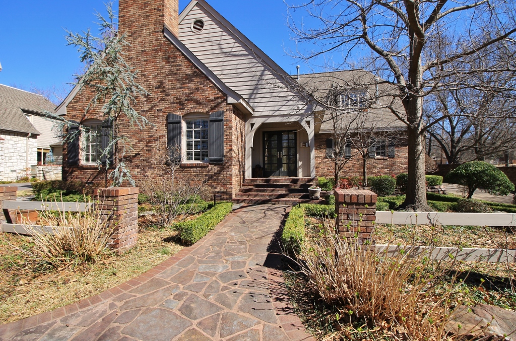 Midtown Tulsa Luxury Patio Home   Front Pathway 